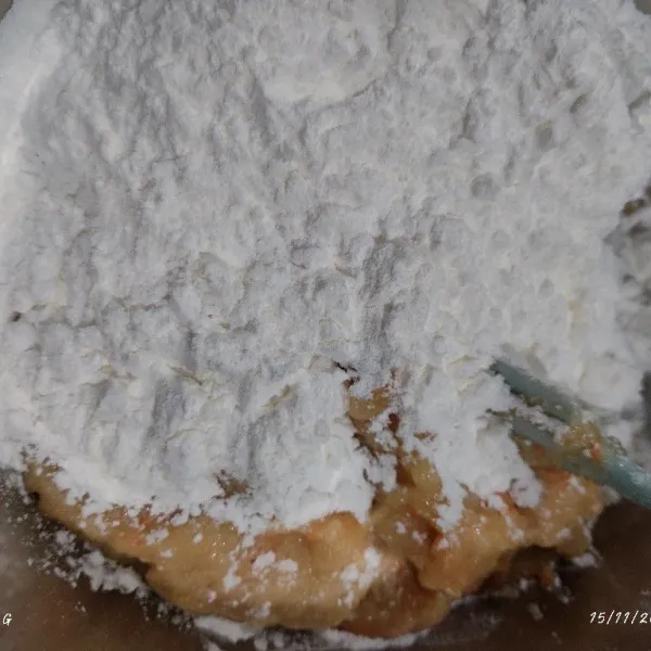 Lalu pindahkan ke wadah dan tuang tepung tapioka, aduk sampai tercampur rata.