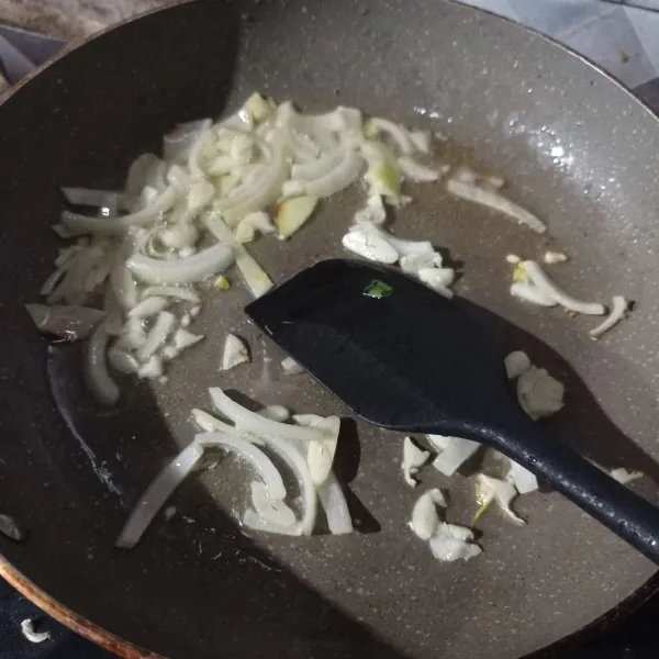 Tumis bawang putih dan bawang bombai sampai harum dan matang