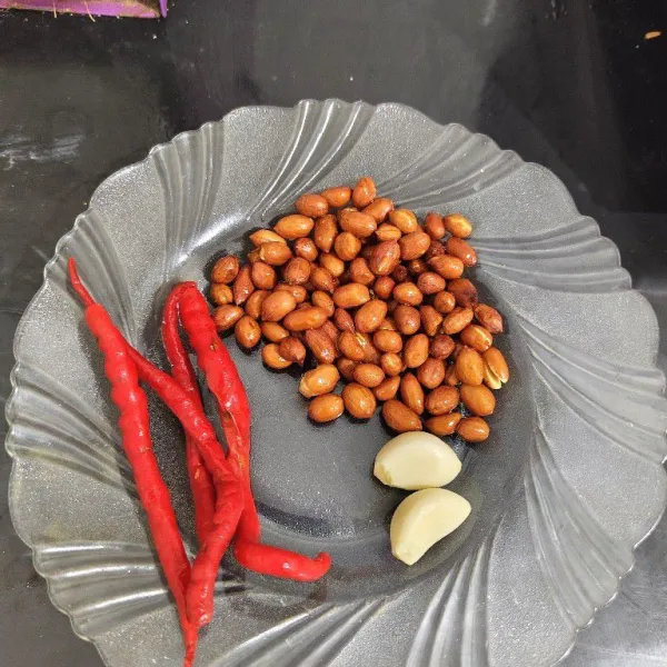 Siapkan bumbu sambal kacang, lalu blender hingga halus