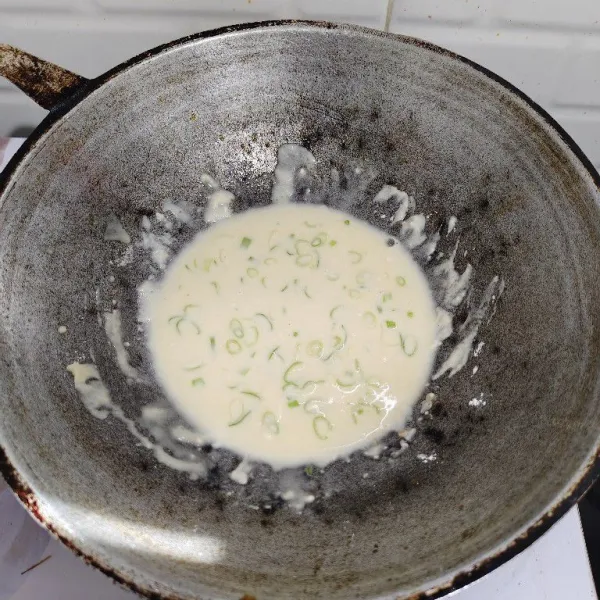 Beri ½ gelas air lalu masak dengan api kecil hingga mengental