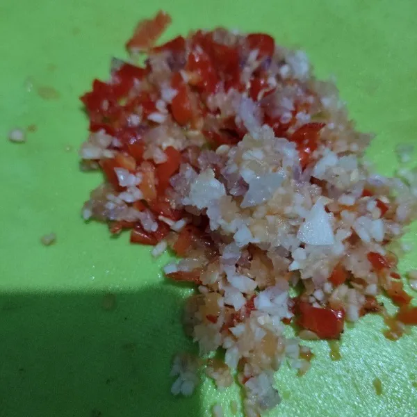 Cincang semua bahan bawang merah, bawang putih, cabai