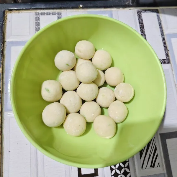 Setelah adonan tercampur rata, bulat bulatkan adonan besarnya sesuai selera