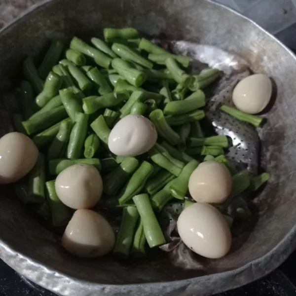 Potong potong buncis sesuai selera, kupas juga telur puyuh