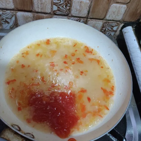 Setelah harum, lalu tambahkan air, saus, gula, cuka, kaldu jamur tes rasa