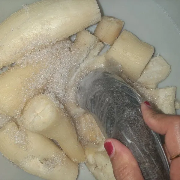 Saat keadaan panas langsung penyet agar lebih mudah, saya penyet menggunakan ulekan, saat sudah lembut tambahkan margarin lalu penyet lagi sampai tercampur rata