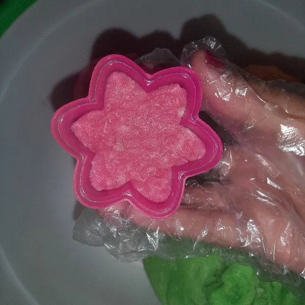 Saya nyobain pakai cetakan, jadi masukan setengah getuk singkong, lalu masukan lagi warna lain, sesuai selera saja, atau bisa di potong2 bentuk kotak