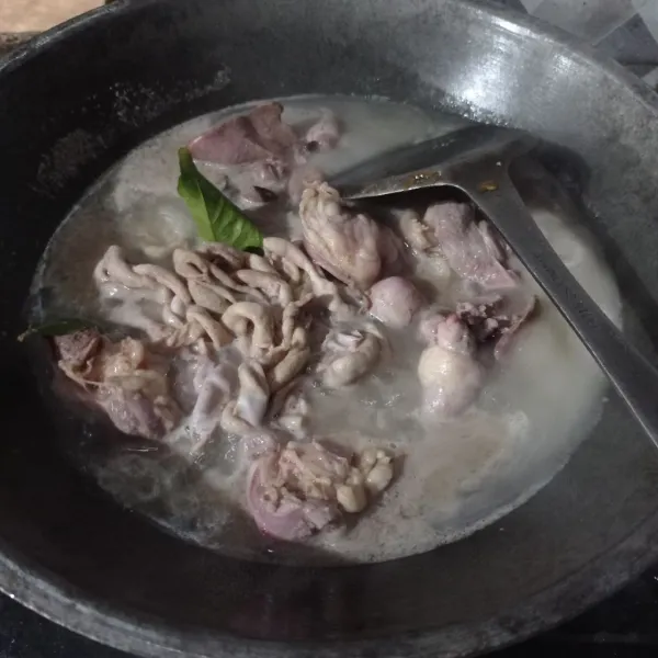 Rebus ati, ampela, usus dengan lengkuas dan daun salam, setengah matang, tiriskan cuci lagi sampai bersih, lalu potong  sesuai selera
