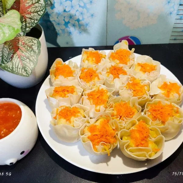 Pindahkan dimsum ke piring lalu hidangkan dengan cocolan saus tadi, selamat mencoba 🥰