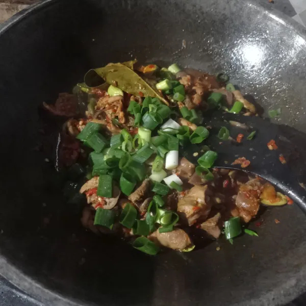 Lalu masukan daun bawang, aduk rata