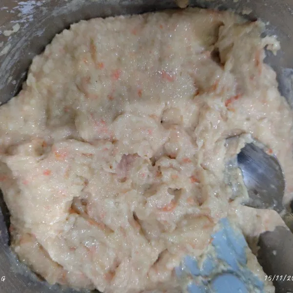 Saya tambahka  sedikit parutan wortel aduk sampai tercampur rata