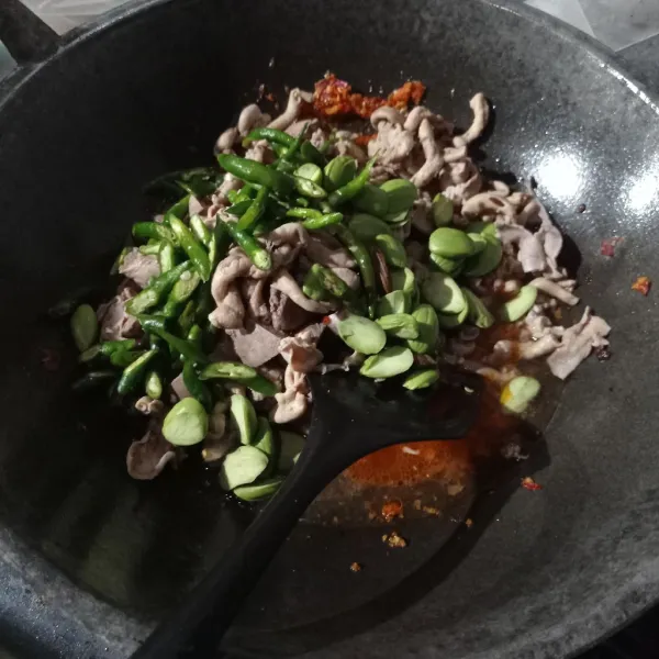 Masukan usus, ati, ampela, cabe ijo, pete dan air, aduk rata