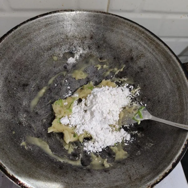 Setelah adonan terigu mengental tambahkan 4 SDM tepung tapioka lalu aduk hingga rata