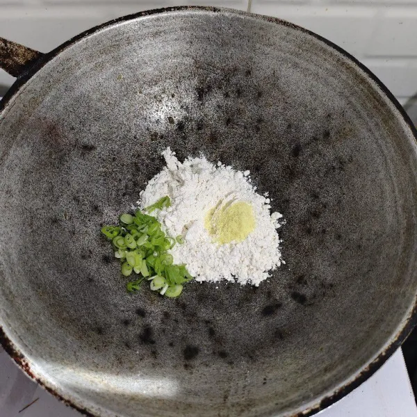 Siapkan 3 SDM tepung terigu,¹/² sdt royko ayam dan 1 barang irisan daun bawang