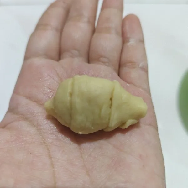 Pipihkan adonan lalu gulung pisang seperti ini, dan ulangi hingga selesai.