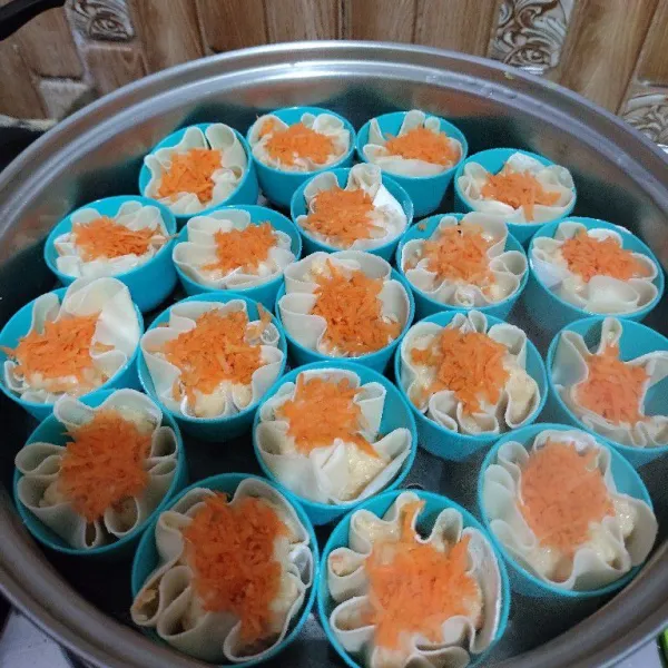 Kukus dimsum di api sedang selama 15 - 20 menit sebelumnya kukusan sudah di panaskan yaa, setelah matang sisihkan, untuk stok frozen bisa ya tunggu hingga dimsum tidak panas baru masukan freezer.