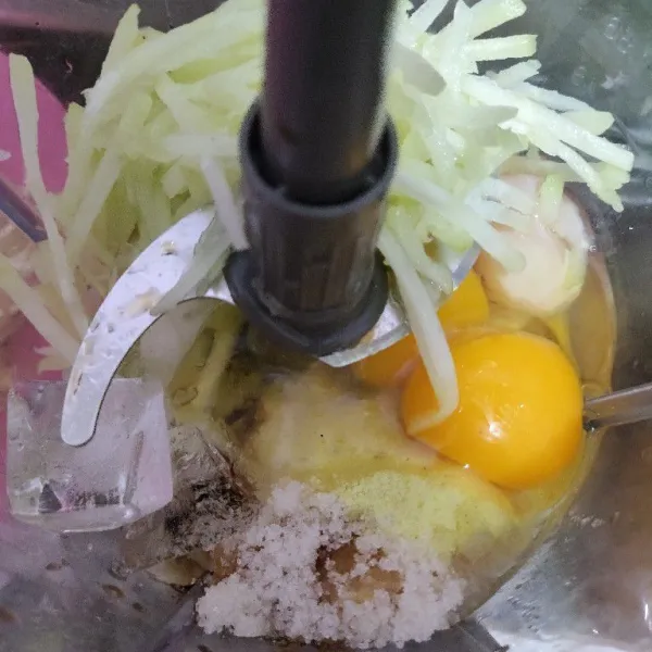 Masukan semua bahan ke dalam Chopper kecuali wortel parut dan tepung tapioka ya, blend semua sampai tercampur rata