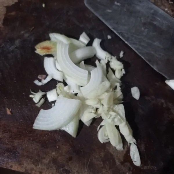 Iris bawang bombai lalu cincang bawang putih