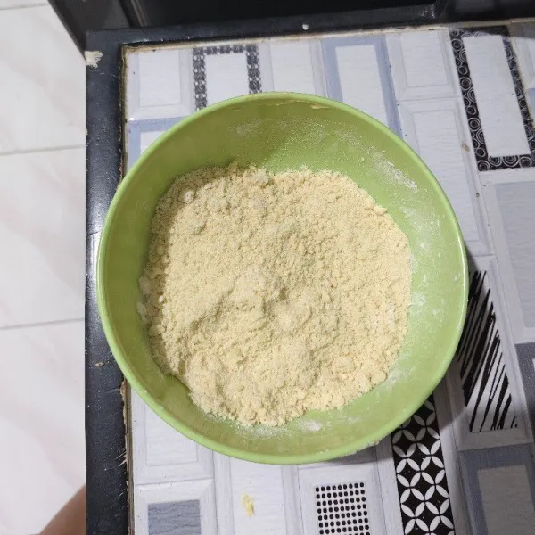 Lalu aduk hingga teksturnya seperti pasir.