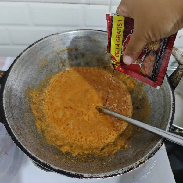 Lalu beri sedikit kecap manis