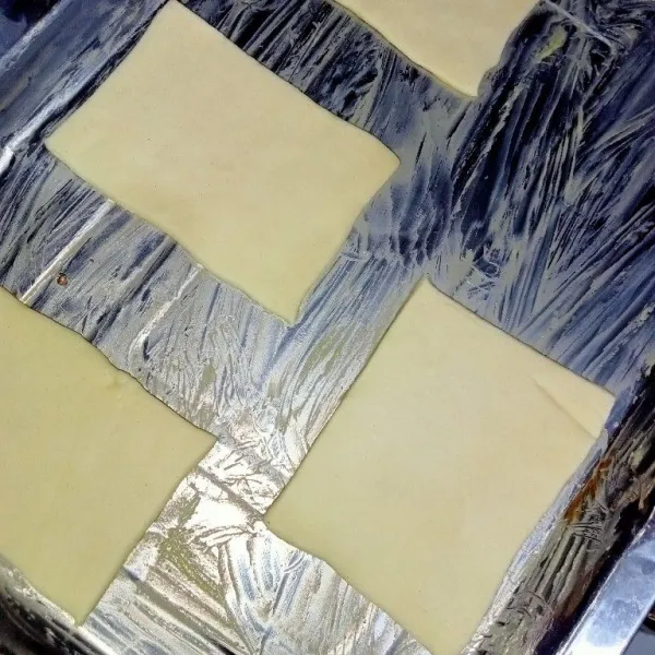 Kemudian, letakkan pastry di atas loyang yang sudah diolesi margarin.