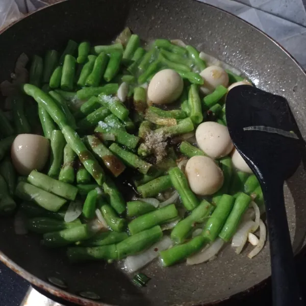 Masukan buncis, telur puyuh, air, garam, saus tiram, gula, lada dan kaldu bubuk, aduk rata