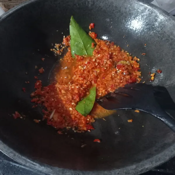 Tumis bumbu halus, daun salam dan lengkuas sampai matang
