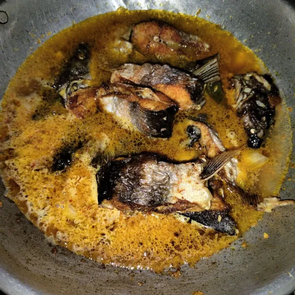 Kemudian masukkan ikan patin yang sudah di bersihkan dan digoreng.