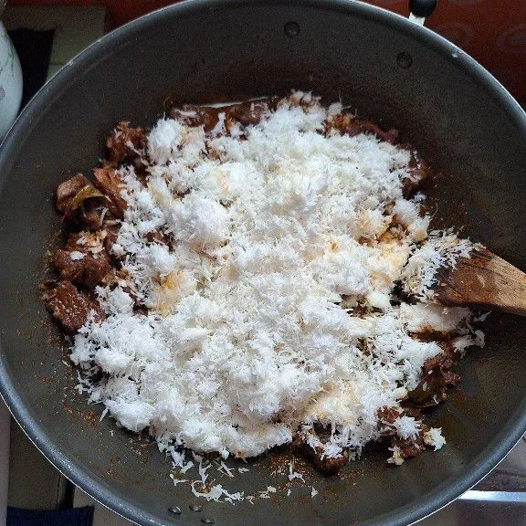 Terakhir masukkan kelapa parut, dan masak hingga kering atau sesuai selera.