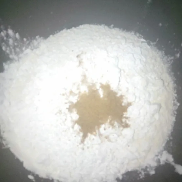Campur bahan tepung, garam, kaldu, dan lada bubuk.