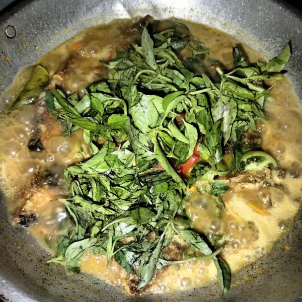 Kemudian masukkan daun kemangi yg sudah dicuci dan aduk rata masak hingga matang dan siap di sajikan.