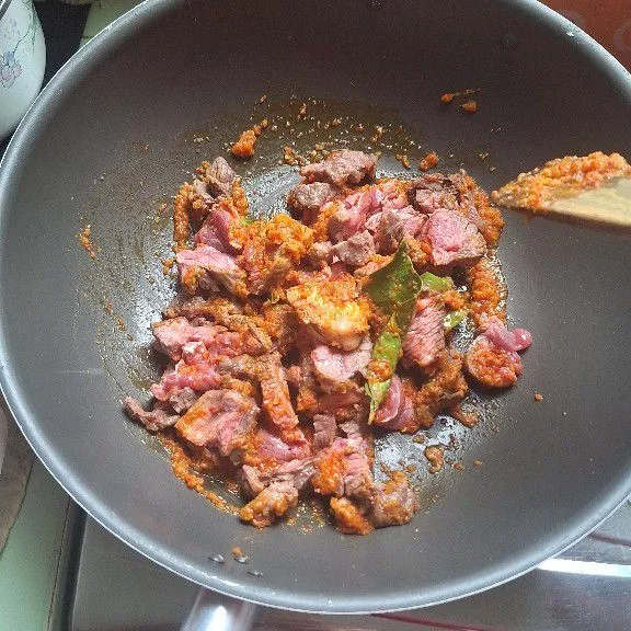 Setelah harum, masukkan daging yang sudah dipotong-potong. Tumis sebentar.