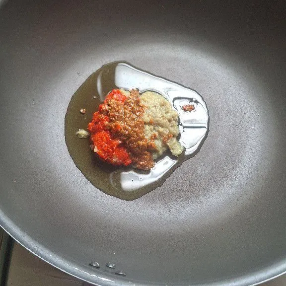 Haluskan bawang merah, bawang putih, cabe merah, cabe rawit, gula merah, jinten, ketumbar, garam.