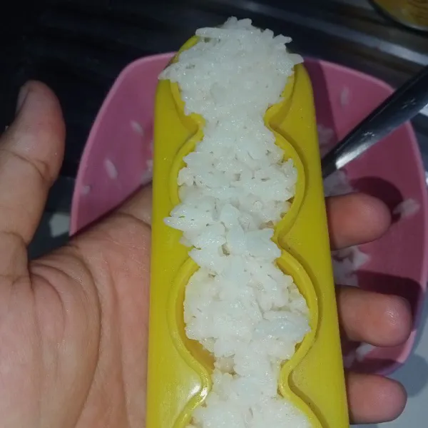 Masukkan ke dalam cetakan bulat, kemudian padatkan.