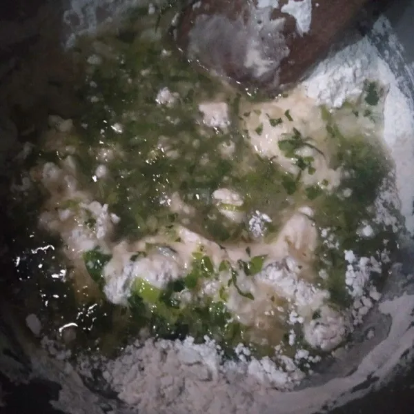 Tuang bumbu ke tepung dan aduk rata sampai adonan bisa dibentuk.