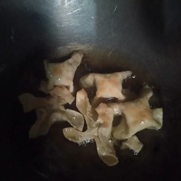 Panaskan minyak goreng sampai matang kecoklatan.
