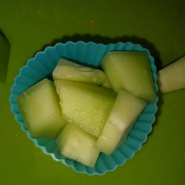 Potong melon kecil-kecil sebagai menu pendamping.