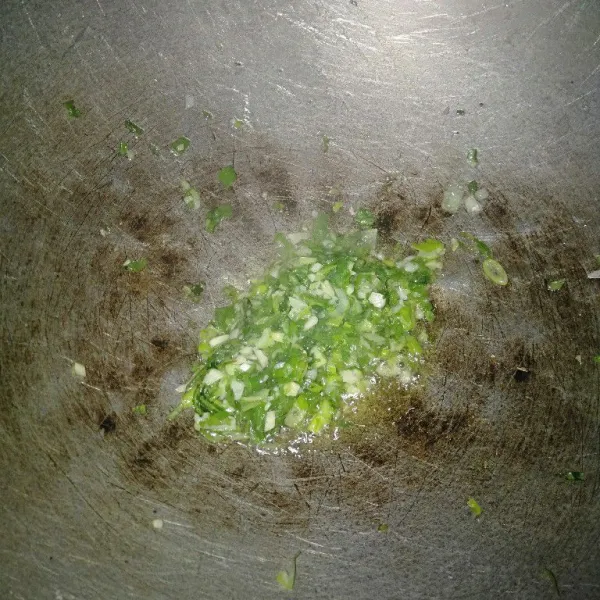 Tumis bumbu daun bawang dan bawang putih hingga wangi. Lalu tambahkan 2 gelas air, masak hingga mendidih.