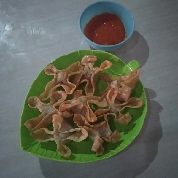 Dapat disajikan dengan saos sambal atau sambal kacang.