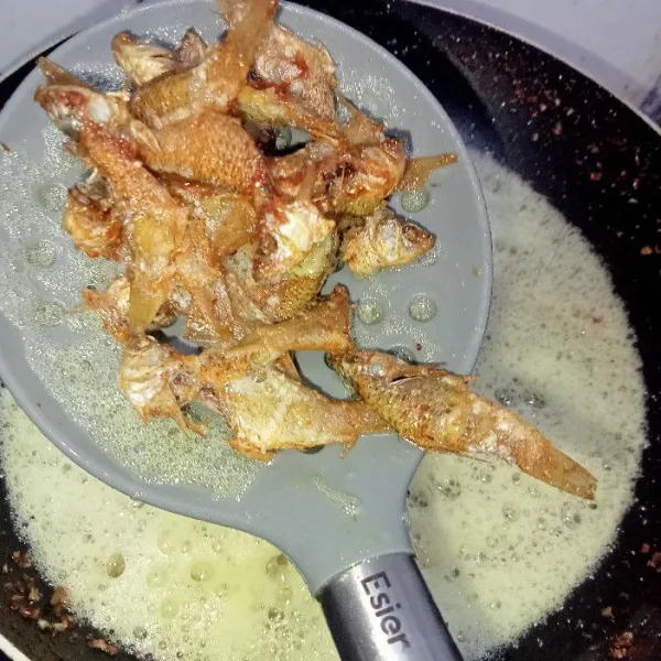 Panaskan minyak, lalu masukkan wader. Goreng hingga renyah dan berwarna kuning keemasan, kemudian tiriskan.