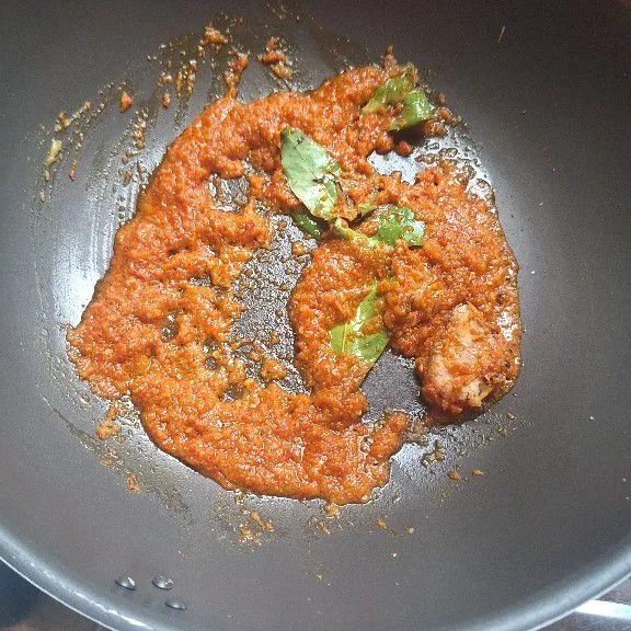 Lalu masukkan daun salam, dan tumis hingga harum.