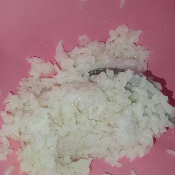 Campur nasi dengan mayonaise, kemudian aduk rata.