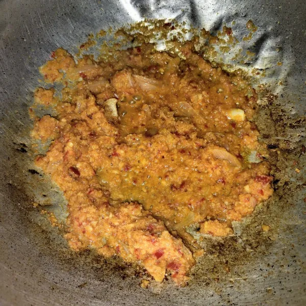 Kemudian tumis bumbu yang dihaluskan hingga harum.