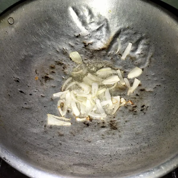 Tumis bawang Bombay hingga harum.