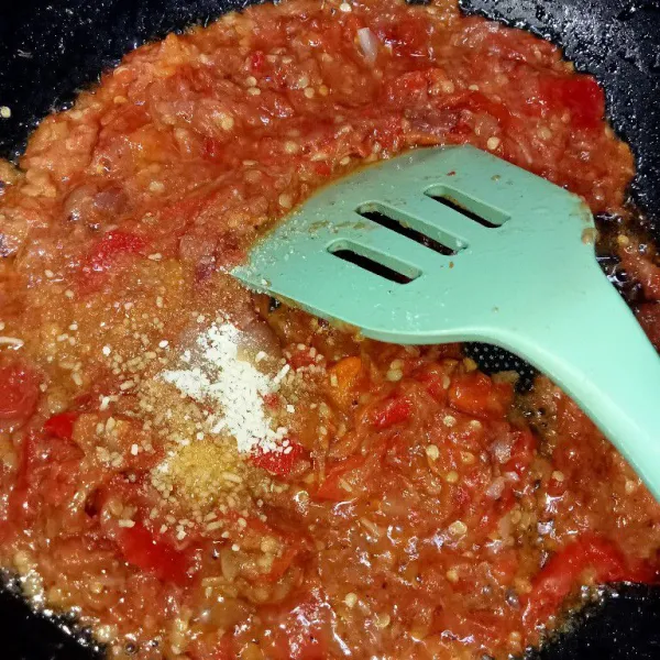 Tambahkan gula, garam, dan kaldu jamur, kemudian aduk rata.