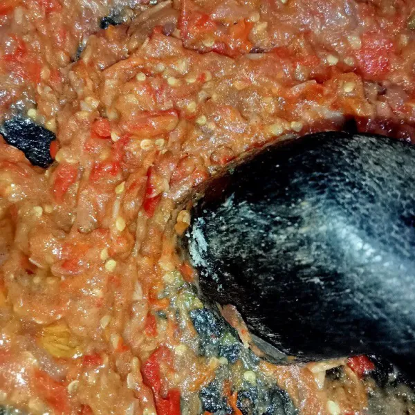 Ulek halus bahan sambal yang sudah digoreng.