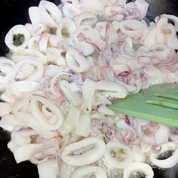 Tumis cumi yang sudah bersih dan dipotong kecil, tumis sampai setengah matang saja.