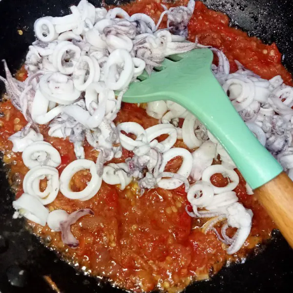 Masukkan cumi ke dalam sambal.