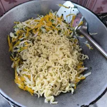 Selanjutnya bumbui dengan garam, kaldu bubuk dan lada bubuk kemudian masukkan mie masak hingga bumbu meresap.