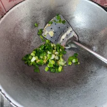 Tumis bawang putih dan daun bawang sampai harum dan matang.