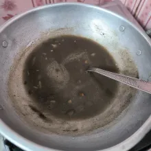 Masukkan air, petis udang, garam, gula dan kaldu jamur masak hingga petis larut terakhir masukkan larutan maizena aduk rata dan masak hingga mengental.